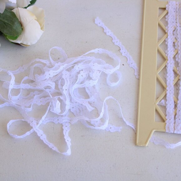 Vintage White Lace, Floral Trim 7/16" Wide, 4 Yards - Picture 8 of 9